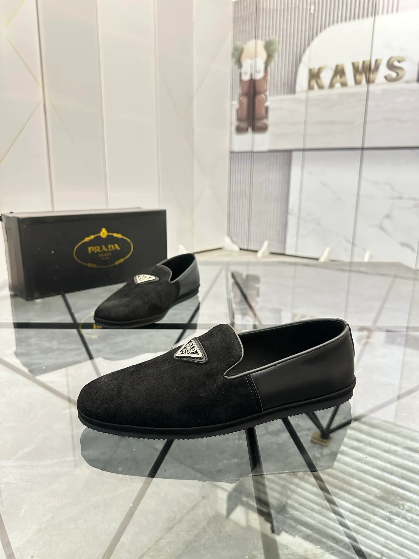 Selling men's shoes 💰: 💰P460¥ Product trademark: Prada* "Prada*" slip-on shoes, lazy shoes, regular size: 38-44. (Can be customized to 45.) Product materials: imported first-layer cowhide upper, water-dyed cowhide lining, original outsole. No.: D301
